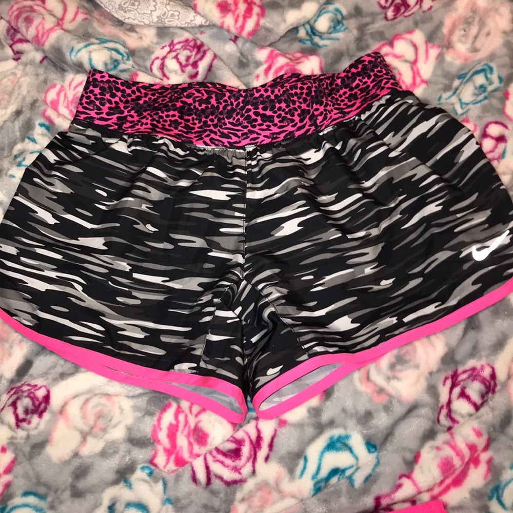 KIDS DRI FIT NIKE SHORTS SIZE LARGE (KIDS)